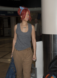 014338725_Rihanna04272011LAXAirportCandids7_122_520lo