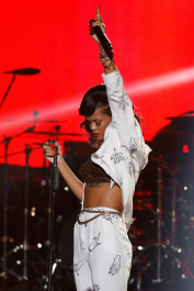 2022-05-03_06-58-33.410Z_00_Rihanna_performs_at_The_Forum_in_Kentish_Town_in_London_during_her_777_tour_19_11_2012_167-scaled
