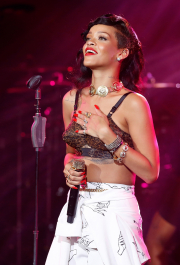 2022-05-03_06-58-33.410Z_05_Rihanna_performs_at_The_Forum_in_Kentish_Town_in_London_during_her_777_tour_19_11_2012_176-scaled