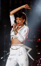 2022-05-03_06-58-33.410Z_07_Rihanna_performs_at_The_Forum_in_Kentish_Town_in_London_during_her_777_tour_19_11_2012_142-scaled