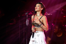 2022-05-03_06-58-33.410Z_16_Rihanna_performs_at_The_Forum_in_Kentish_Town_in_London_during_her_777_tour_19_11_2012_172-scaled