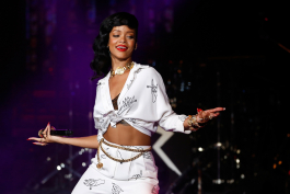 2022-05-03_06-58-33.410Z_29_Rihanna_performs_at_The_Forum_in_Kentish_Town_in_London_during_her_777_tour_19_11_2012_149-scaled
