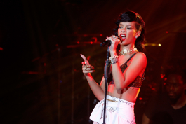 2022-05-03_06-58-33.410Z_33_Rihanna_performs_at_The_Forum_in_Kentish_Town_in_London_during_her_777_tour_19_11_2012_174-scaled