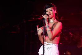 2022-05-03_06-58-33.410Z_37_Rihanna_performs_at_The_Forum_in_Kentish_Town_in_London_during_her_777_tour_19_11_2012_173-scaled