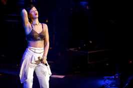 2022-05-03_06-58-40.044Z_40_Rihanna_performs_at_The_Forum_in_Kentish_Town_in_London_during_her_777_tour_19_11_2012_96