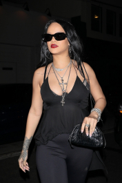 Santa Monica, CA  - *EXCLUSIVE*  - Rihanna goes out to dinner with her family at one of her favorite Italian restaurants, Giorgio Baldi in Santa  Monica.  Pictured: Rihanna  BACKGRID USA 21 SEPTEMBER 2021  BYLINE MUST READ: NGRE / BACKGRID  USA: +1 310 798 9111 / usasales@backgrid.com  UK: +44 208 344 2007 / uksales@backgrid.com  *UK Clients - Pictures Containing Children
Please Pixelate Face Prior To Publication*