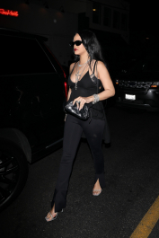 Santa Monica, CA  - *EXCLUSIVE*  - Rihanna goes out to dinner with her family at one of her favorite Italian restaurants, Giorgio Baldi in Santa  Monica.  Pictured: Rihanna  BACKGRID USA 21 SEPTEMBER 2021  BYLINE MUST READ: NGRE / BACKGRID  USA: +1 310 798 9111 / usasales@backgrid.com  UK: +44 208 344 2007 / uksales@backgrid.com  *UK Clients - Pictures Containing Children
Please Pixelate Face Prior To Publication*