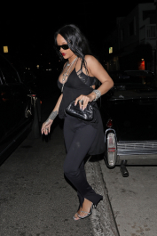 Santa Monica, CA  - *EXCLUSIVE*  - Dressed in all black, singer Rihanna grabs dinner at Giorgio Baldi restaurant in Santa Monica  Pictured: Rihanna  BACKGRID USA 21 SEPTEMBER 2021  USA: +1 310 798 9111 / usasales@backgrid.com  UK: +44 208 344 2007 / uksales@backgrid.com  *UK Clients - Pictures Containing Children
Please Pixelate Face Prior To Publication*