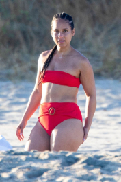 Alicia_Keys_in_bikini_-_Beach_in_Cabo_San_Lucas_03-30-2022__3_