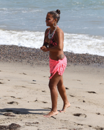 17364_KUGELSCHREIBER_Christina_Milian_hangs_out_on_the_beach_with_friends142_122_474lo