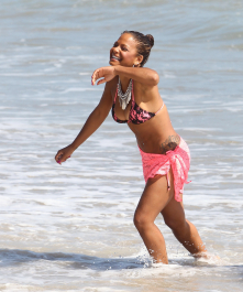 18025_KUGELSCHREIBER_Christina_Milian_hangs_out_on_the_beach_with_friends124_122_38lo