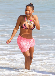 18219_KUGELSCHREIBER_Christina_Milian_hangs_out_on_the_beach_with_friends117_122_80lo