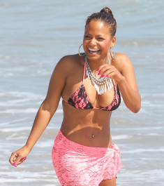 18230_KUGELSCHREIBER_Christina_Milian_hangs_out_on_the_beach_with_friends116_122_365lo