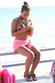 19091_KUGELSCHREIBER_Christina_Milian_hangs_out_on_the_beach_with_friends85_122_113lo-scaled