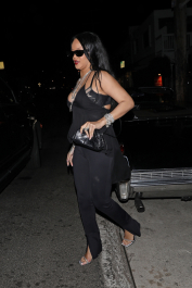 Santa Monica, CA  - *EXCLUSIVE*  - Dressed in all black, singer Rihanna grabs dinner at Giorgio Baldi restaurant in Santa Monica  Pictured: Rihanna  BACKGRID USA 21 SEPTEMBER 2021  USA: +1 310 798 9111 / usasales@backgrid.com  UK: +44 208 344 2007 / uksales@backgrid.com  *UK Clients - Pictures Containing Children
Please Pixelate Face Prior To Publication*