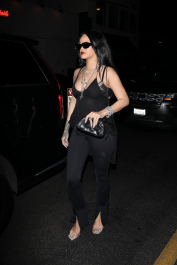 Santa Monica, CA  - *EXCLUSIVE*  - Rihanna goes out to dinner with her family at one of her favorite Italian restaurants, Giorgio Baldi in Santa  Monica.  Pictured: Rihanna  BACKGRID USA 21 SEPTEMBER 2021  BYLINE MUST READ: NGRE / BACKGRID  USA: +1 310 798 9111 / usasales@backgrid.com  UK: +44 208 344 2007 / uksales@backgrid.com  *UK Clients - Pictures Containing Children
Please Pixelate Face Prior To Publication*