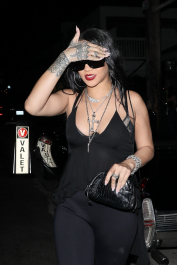 Santa Monica, CA  - *EXCLUSIVE*  - Rihanna goes out to dinner with her family at one of her favorite Italian restaurants, Giorgio Baldi in Santa  Monica.  Pictured: Rihanna  BACKGRID USA 21 SEPTEMBER 2021  BYLINE MUST READ: NGRE / BACKGRID  USA: +1 310 798 9111 / usasales@backgrid.com  UK: +44 208 344 2007 / uksales@backgrid.com  *UK Clients - Pictures Containing Children
Please Pixelate Face Prior To Publication*