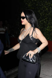 Santa Monica, CA  - *EXCLUSIVE*  - Rihanna goes out to dinner with her family at one of her favorite Italian restaurants, Giorgio Baldi in Santa  Monica.  Pictured: Rihanna  BACKGRID USA 21 SEPTEMBER 2021  BYLINE MUST READ: NGRE / BACKGRID  USA: +1 310 798 9111 / usasales@backgrid.com  UK: +44 208 344 2007 / uksales@backgrid.com  *UK Clients - Pictures Containing Children
Please Pixelate Face Prior To Publication*