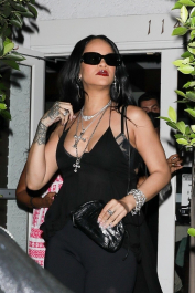 Santa Monica, CA  - *EXCLUSIVE*  - Rihanna goes out to dinner with her family at one of her favorite Italian restaurants, Giorgio Baldi in Santa  Monica.  Pictured: Rihanna  BACKGRID USA 21 SEPTEMBER 2021  BYLINE MUST READ: NGRE / BACKGRID  USA: +1 310 798 9111 / usasales@backgrid.com  UK: +44 208 344 2007 / uksales@backgrid.com  *UK Clients - Pictures Containing Children
Please Pixelate Face Prior To Publication*