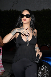 Santa Monica, CA  - *EXCLUSIVE*  - Rihanna goes out to dinner with her family at one of her favorite Italian restaurants, Giorgio Baldi in Santa  Monica.  Pictured: Rihanna  BACKGRID USA 21 SEPTEMBER 2021  BYLINE MUST READ: NGRE / BACKGRID  USA: +1 310 798 9111 / usasales@backgrid.com  UK: +44 208 344 2007 / uksales@backgrid.com  *UK Clients - Pictures Containing Children
Please Pixelate Face Prior To Publication*