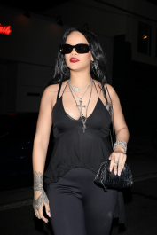 Santa Monica, CA  - *EXCLUSIVE*  - Rihanna goes out to dinner with her family at one of her favorite Italian restaurants, Giorgio Baldi in Santa  Monica.  Pictured: Rihanna  BACKGRID USA 21 SEPTEMBER 2021  BYLINE MUST READ: NGRE / BACKGRID  USA: +1 310 798 9111 / usasales@backgrid.com  UK: +44 208 344 2007 / uksales@backgrid.com  *UK Clients - Pictures Containing Children
Please Pixelate Face Prior To Publication*