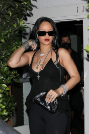 Santa Monica, CA  - *EXCLUSIVE*  - Rihanna goes out to dinner with her family at one of her favorite Italian restaurants, Giorgio Baldi in Santa  Monica.  Pictured: Rihanna  BACKGRID USA 21 SEPTEMBER 2021  BYLINE MUST READ: NGRE / BACKGRID  USA: +1 310 798 9111 / usasales@backgrid.com  UK: +44 208 344 2007 / uksales@backgrid.com  *UK Clients - Pictures Containing Children
Please Pixelate Face Prior To Publication*