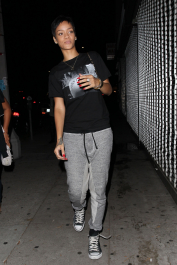 2022-04-23_06-31-45.190Z_03_Rihanna_was_spotted_at_a_tattoo_parlor_in_Hollywood_13_10_2012_01