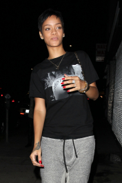 2022-04-23_06-31-45.190Z_22_Rihanna_was_spotted_at_a_tattoo_parlor_in_Hollywood_13_10_2012_08