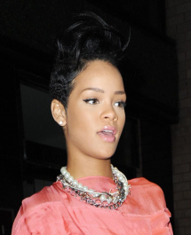 2022-04-24_04-26-22.630Z_15_celeb-city_org-The_Elder-Rihanna_2009_06_13_-_leaves_her_hotel_in_NYC_for_the_night