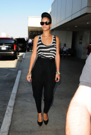 2022-04-24_04-59-04.196Z_11_Preppie_-_Rihanna_at_LAX_Airport_-_August_14_2009_6123-scaled