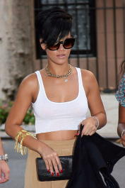 2022-04-24_05-04-07.180Z_11_celebrity-paradise_com-The_Elder-Rihanna_2009-08-25_-_out_and_about_in_New_York_City