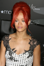 2022-04-26_02-58-01.822Z_30_81735_Rihanna_Promoting_Rebl_Fleur_at_Macys_Herald_Square_in_NYC_Untagged_April_29_2011_063_122_570lo-scaled