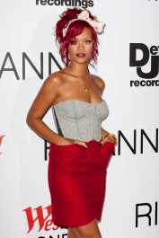 2022-04-26_03-51-30.268Z_00_RihannaatWestfieldShoppingCentreRedCarpet_75