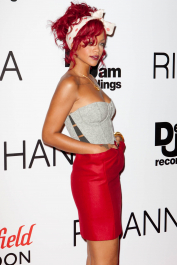 2022-04-26_03-51-30.268Z_02_RihannaatWestfieldShoppingCentreRedCarpet_78