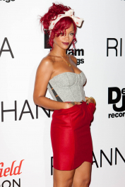 2022-04-26_03-51-30.268Z_03_RihannaatWestfieldShoppingCentreRedCarpet_79