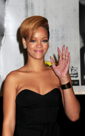 2022-04-26_04-28-37.172Z_19_celebrity-paradise_com_Rihanna_Best_01180-scaled