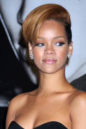 2022-04-26_04-28-37.172Z_38_celebrity-paradise_com_Rihanna_Best_0058-scaled