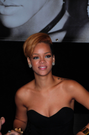 2022-04-26_04-28-45.396Z_11_celebrity-paradise_com_Rihanna_Best_00990-scaled