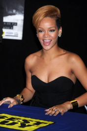 2022-04-26_04-28-45.396Z_32_celebrity-paradise_com_Rihanna_Best_0057-scaled