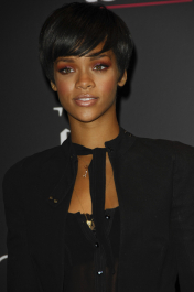 2022-04-26_04-52-05.586Z_04_celeb-city_org-Rihanna-Introduces_New_Line_Of_Umbrellas_3152-scaled