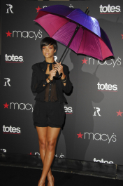 2022-04-26_04-52-05.586Z_05_celeb-city_org-Rihanna-Introduces_New_Line_Of_Umbrellas_487-scaled