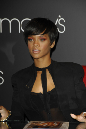 2022-04-26_04-52-05.586Z_07_celeb-city_org-Rihanna-Introduces_New_Line_Of_Umbrellas_3100-scaled