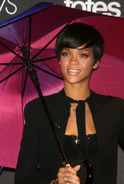 2022-04-26_04-52-05.586Z_19_celeb-city_org-Rihanna-Introduces_New_Line_Of_Umbrellas_6367-scaled