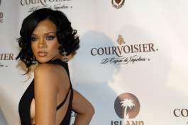 2022-04-26_05-08-41.612Z_01_Rihanna_-_05hq-scaled