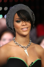 2022-04-26_05-11-59.020Z_00_Celebutopia-Rihanna-MTV_TRL-31-scaled