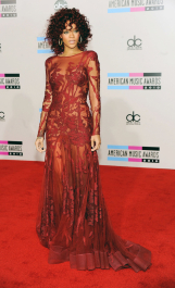 2022-05-02_05-22-28.642Z_47_Rihanna2010AMARedCarpet21_11_2010_261-scaled