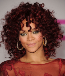 2022-05-02_05-22-28.642Z_63_Rihanna2010AMARedCarpet21_11_2010_326-scaled