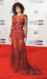 2022-05-02_05-22-36.978Z_02_Rihanna2010AMARedCarpet21_11_2010_255-scaled