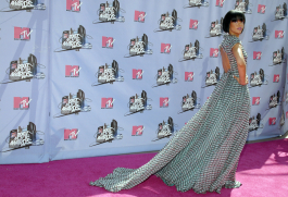 2022-05-02_05-50-32.522Z_07_Celebutopia-Rhianna-2007_MTV_Movie_Awards_Arrivals-35-scaled