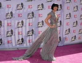 Rihanna poses as she arrives at the MTV Movie Awards in Los Angeles, Sunday, June 3, 2007. (AP Photo/Matt Sayles)  MTV Movie Awards